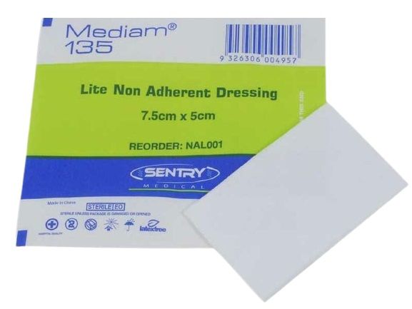 MEDIAM 135 / LOW ADHERENT DRESSING LITE photo